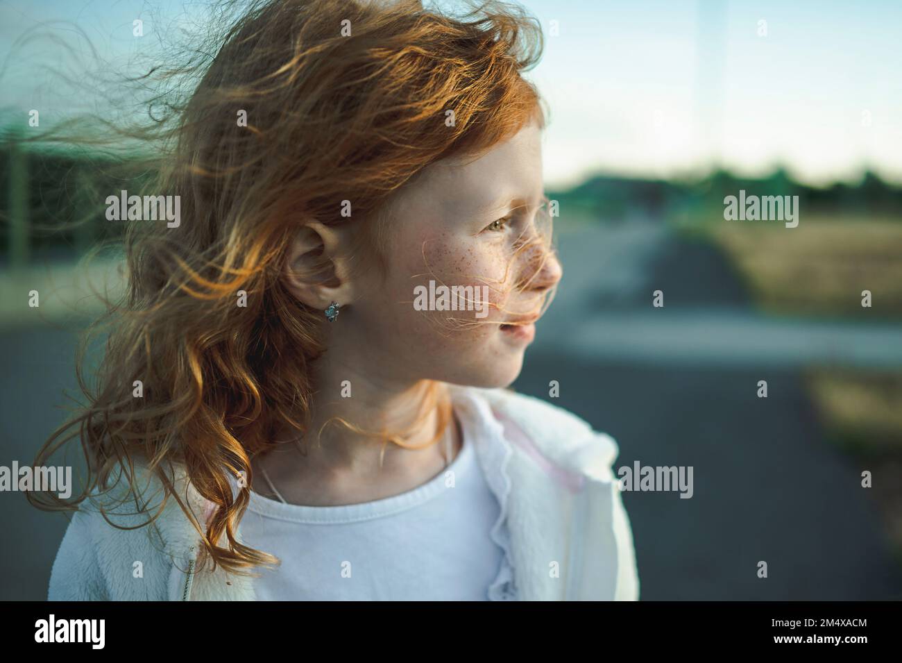 Rücksichtsvolles, süßes Rothaariges Mädchen mit Sommersprossen, Porträt Stockfoto