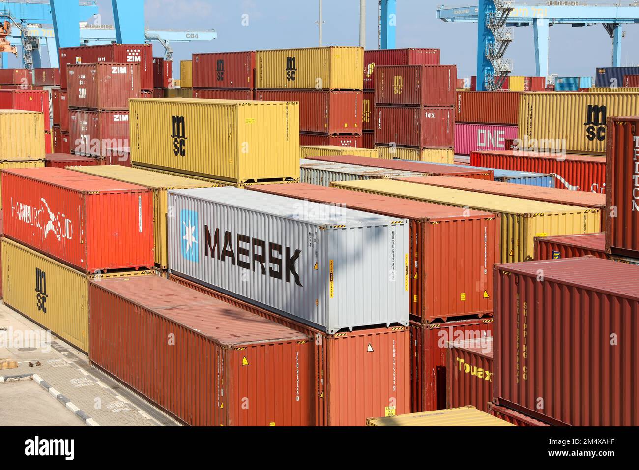 Haifa, Israel - 25. Mai 2022: Containerstapel in einem Hafen. Stockfoto
