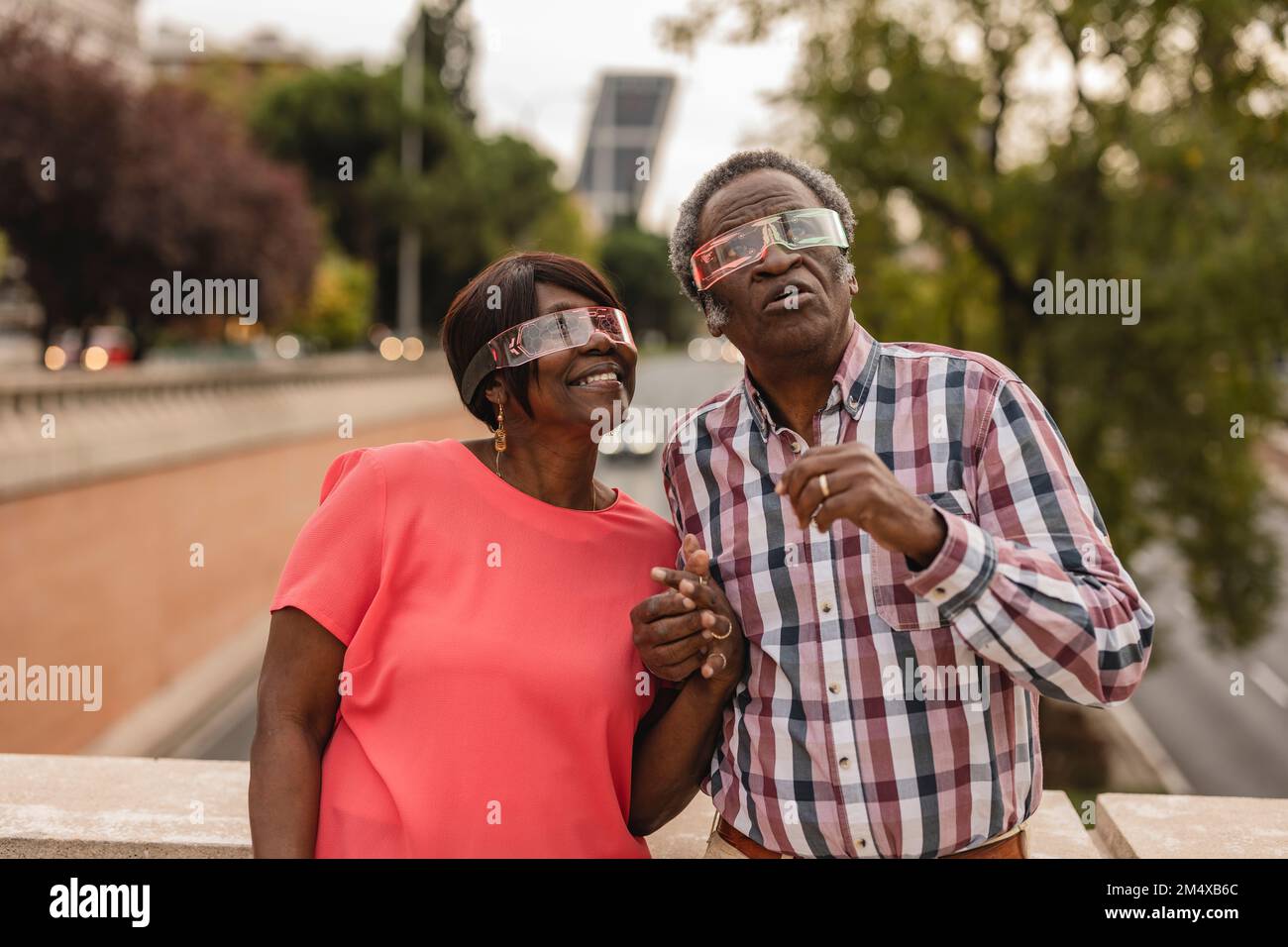 Seniorenpaar trägt eine intelligente Brille Stockfoto