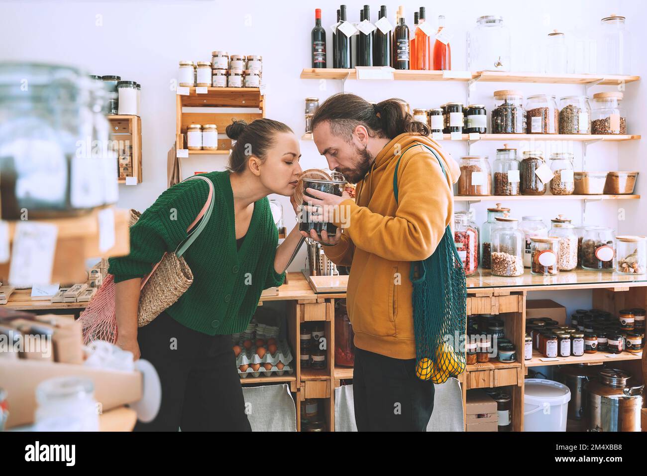 Gäste, die getrocknete Speisen im Becher im Supermarkt riechen Stockfoto