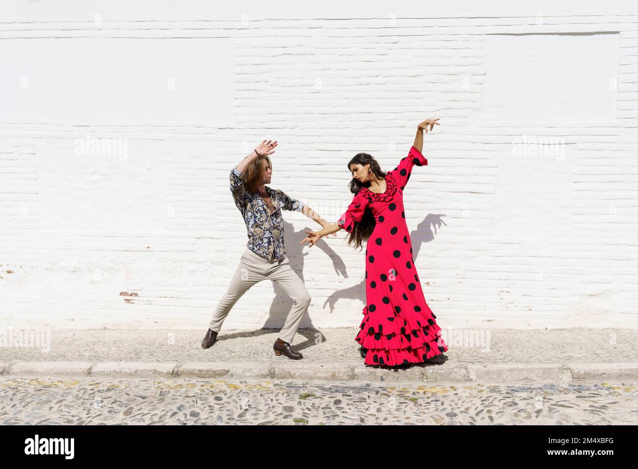 Tänzer spielen Flamenco vor der weißen Wand Stockfoto