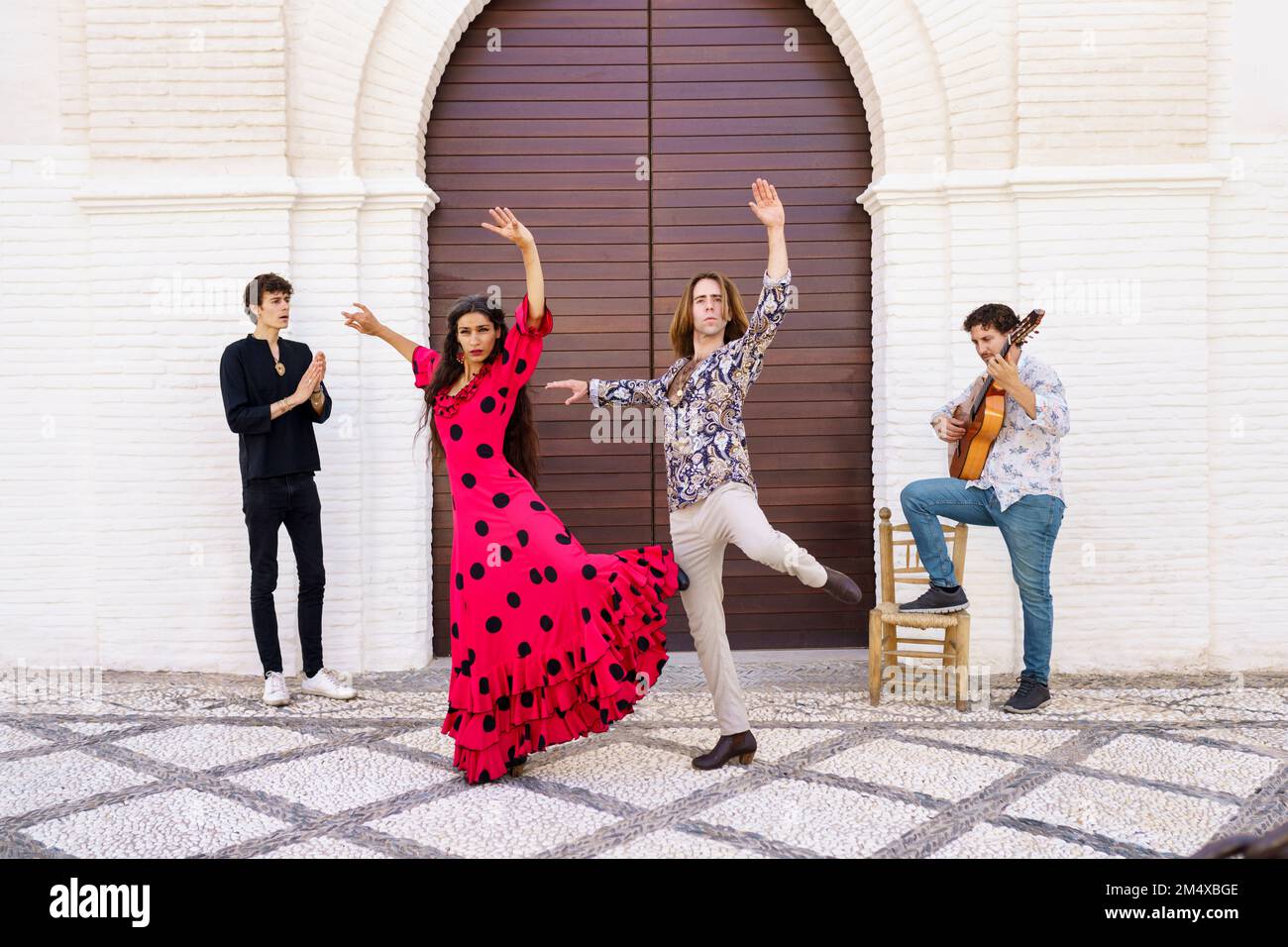 Vor der Tür treten Flamenco-Tänzer mit Gitarrist auf Stockfoto