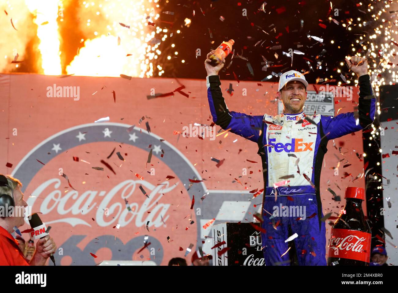 Denny Hamlin gewinnt die Coca-Cola 600 auf dem Charlotte Motor Speedway in Concord, NC. Stockfoto