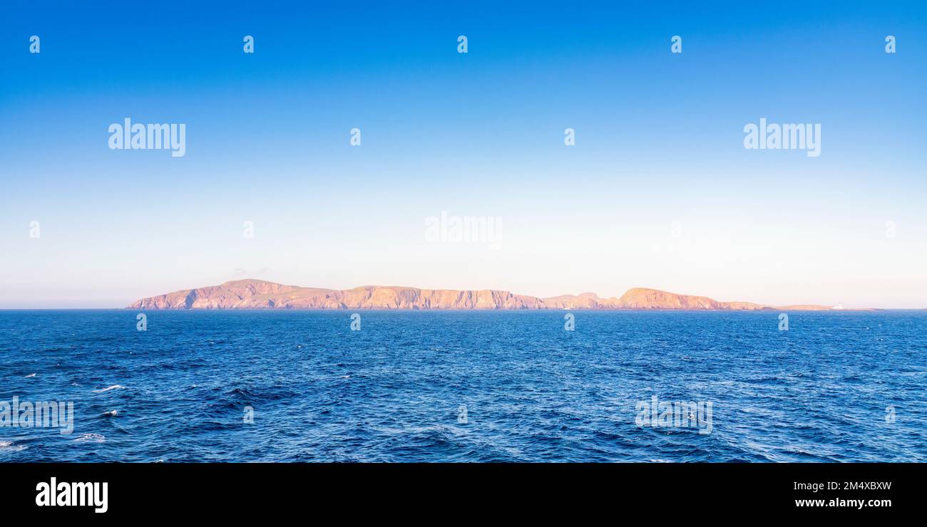 Großbritannien, Schottland, Blaues Meer mit Fair Isle im Hintergrund Stockfoto
