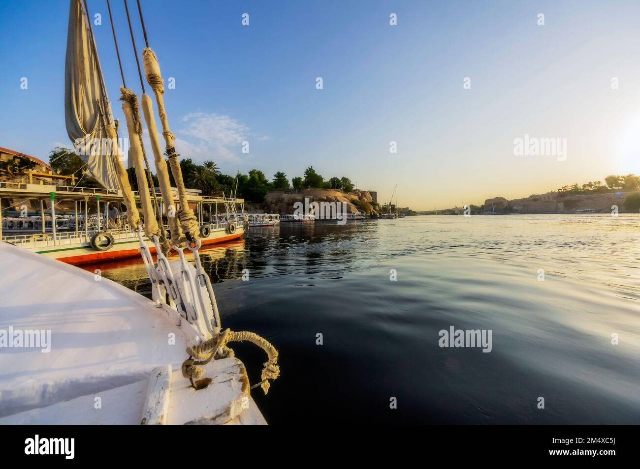 Ägypten, Assuan-Gouvernement, Assuan, Boot am Ufer des Nils Stockfoto