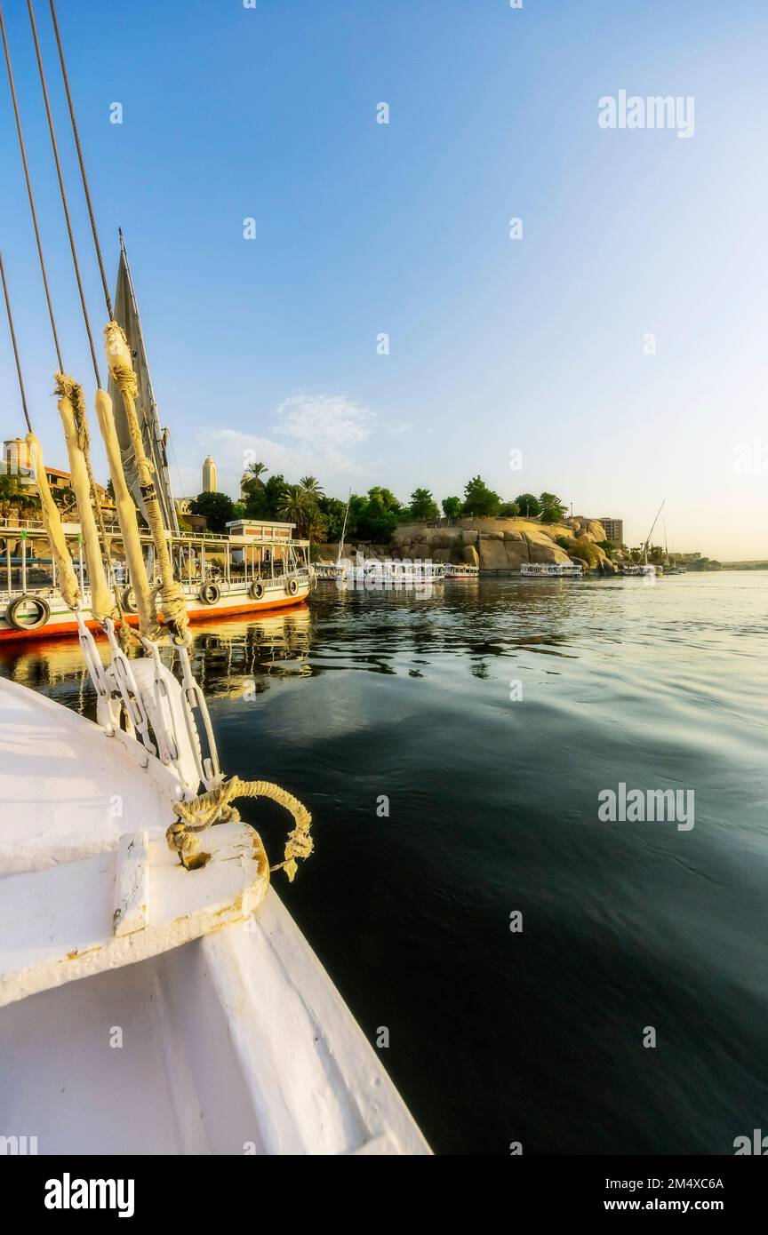 Ägypten, Assuan-Gouvernement, Assuan, Boot am Ufer des Nils Stockfoto