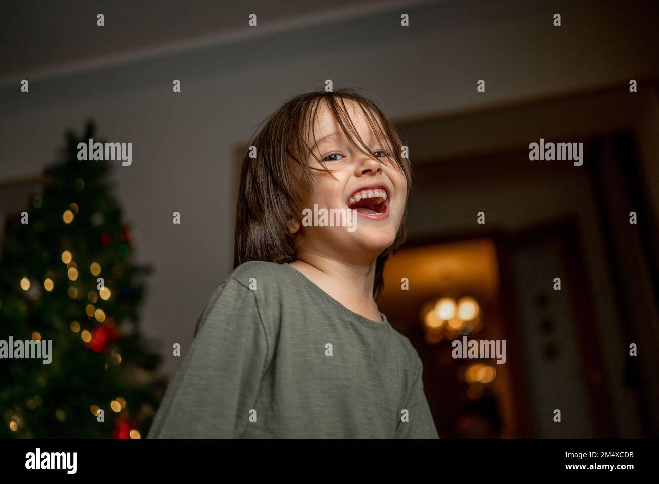 Süßer Junge, der zu Hause lacht Stockfoto