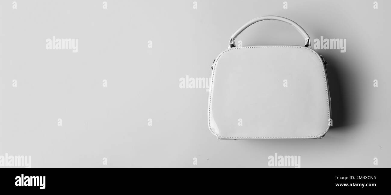 Modische Ledertasche auf gelbem Hintergrund. Ladenkonzept. Stockfoto