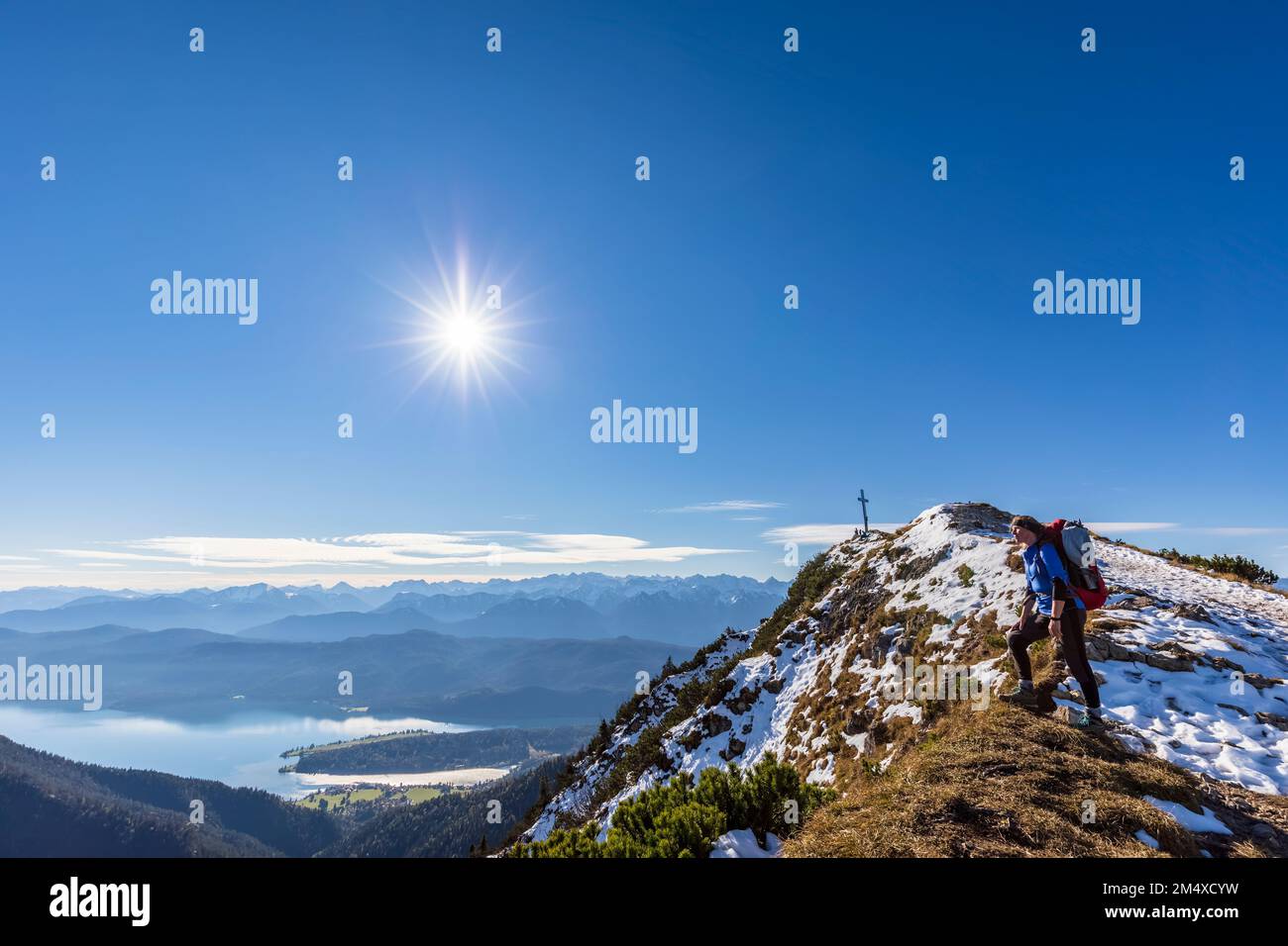 Deutschland, Bayern, weibliche Wanderer, die die umliegende Landschaft vom Gipfel des Herzogstands bewundern Stockfoto