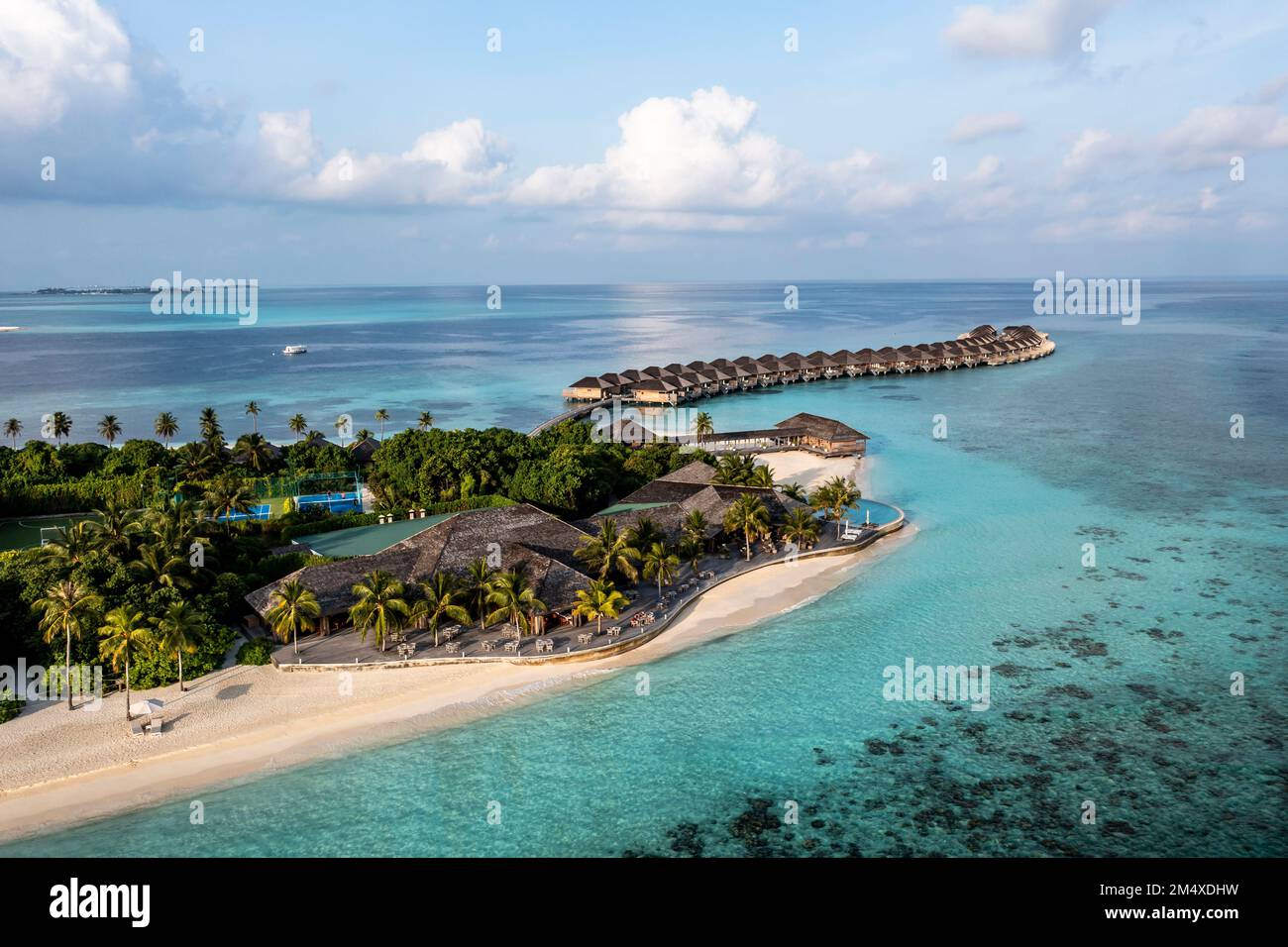Luftblick auf das Meer mit Touristenresort auf den Malediven Stockfoto