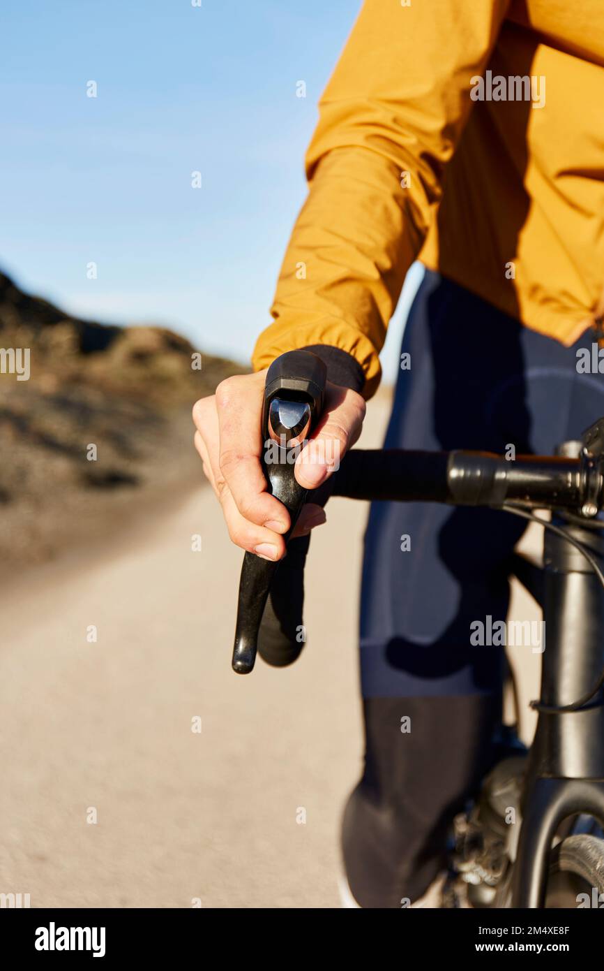 Junger Radfahrer, der an sonnigen Tagen vor dem Himmel fährt Stockfoto