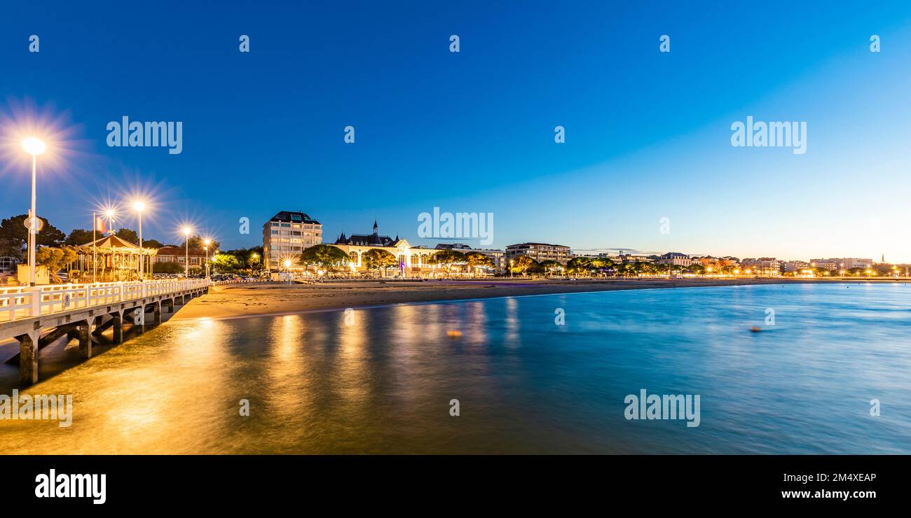 Frankreich, Nouvelle-Aquitaine, Arcachon, Panoramablick auf die Bucht von Arcachon und die umliegende Stadt in der Abenddämmerung Stockfoto