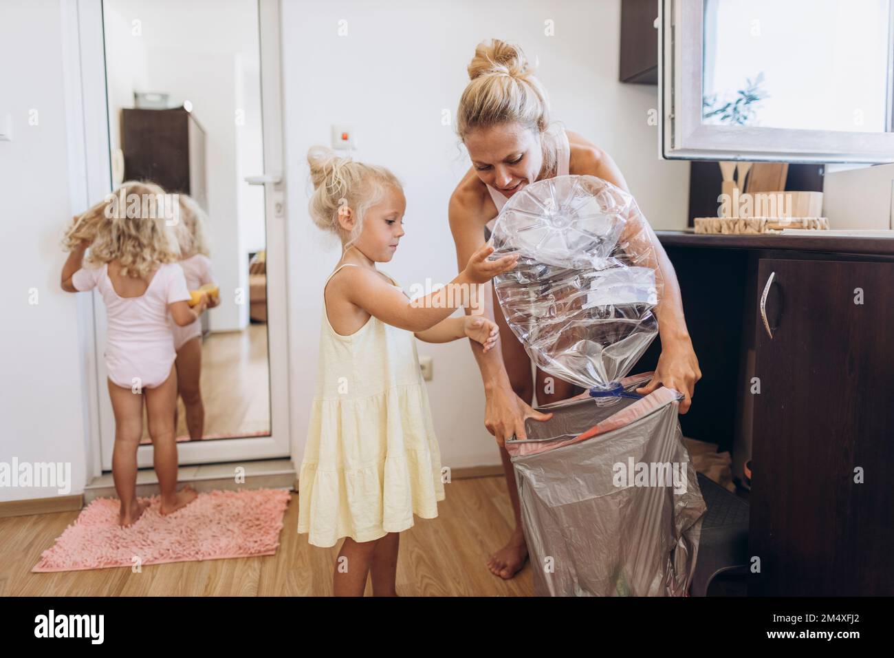 Mutter und Tochter sammeln Plastikmüll in der Küche Stockfoto
