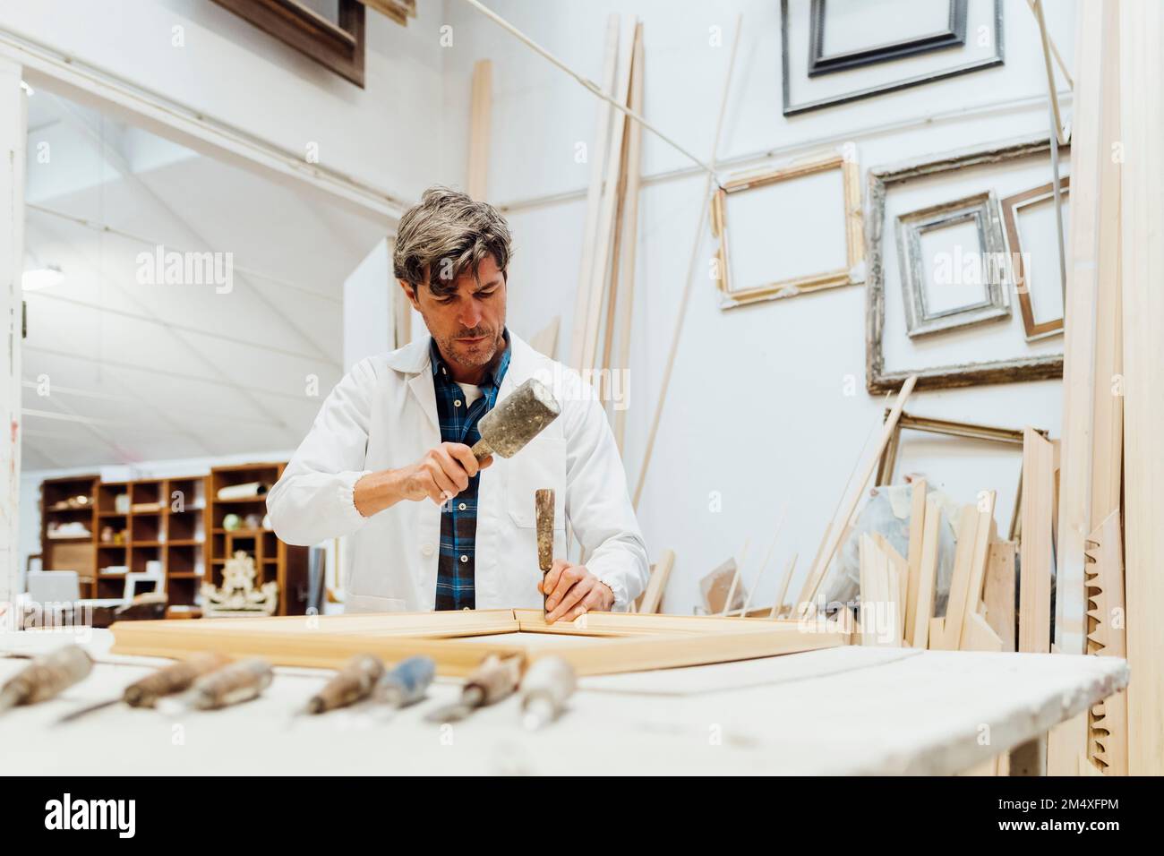 Zimmermann mit Werkstattwerkzeugen Stockfoto