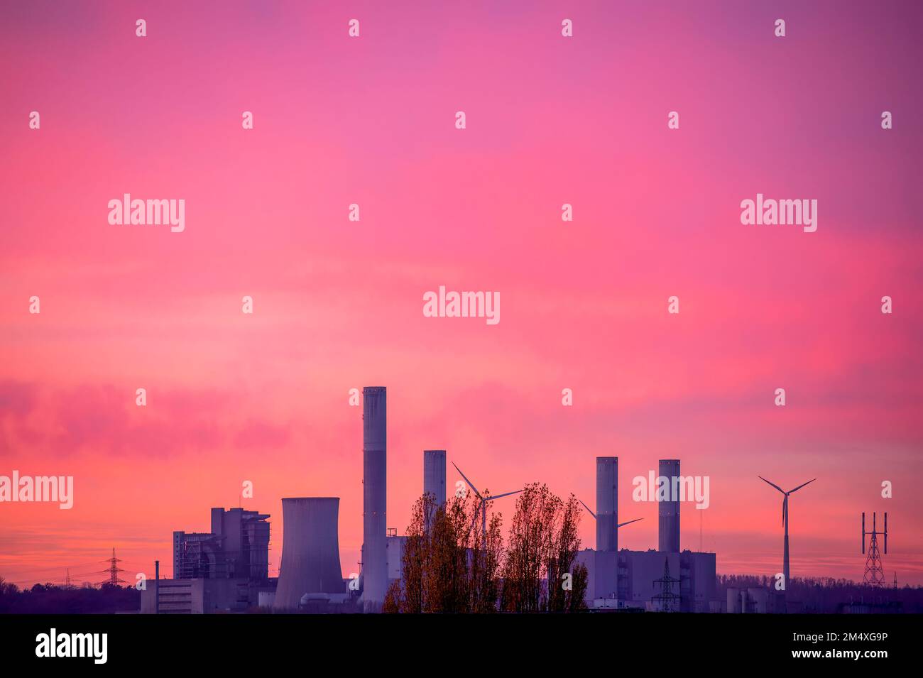 Deutschland, Nordrhein-Westfalen, Grevenbroich, Kraftwerk Frimmersdorf bei Morgengrauen Stockfoto