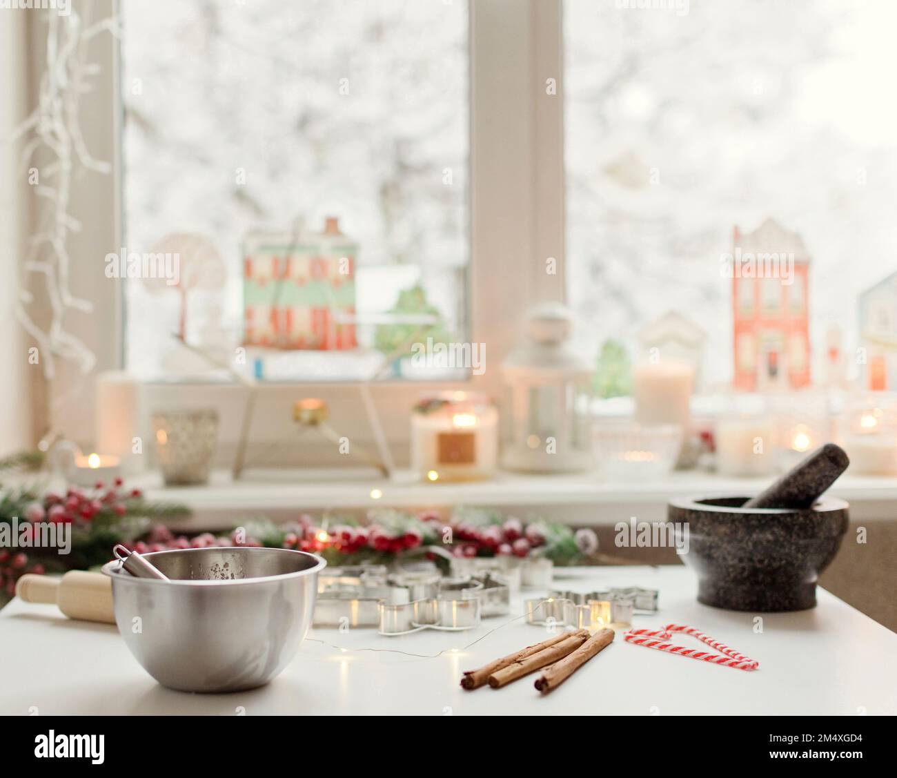 Schüssel und Keksschneider mit Zimt auf dem Tisch zu Hause Stockfoto