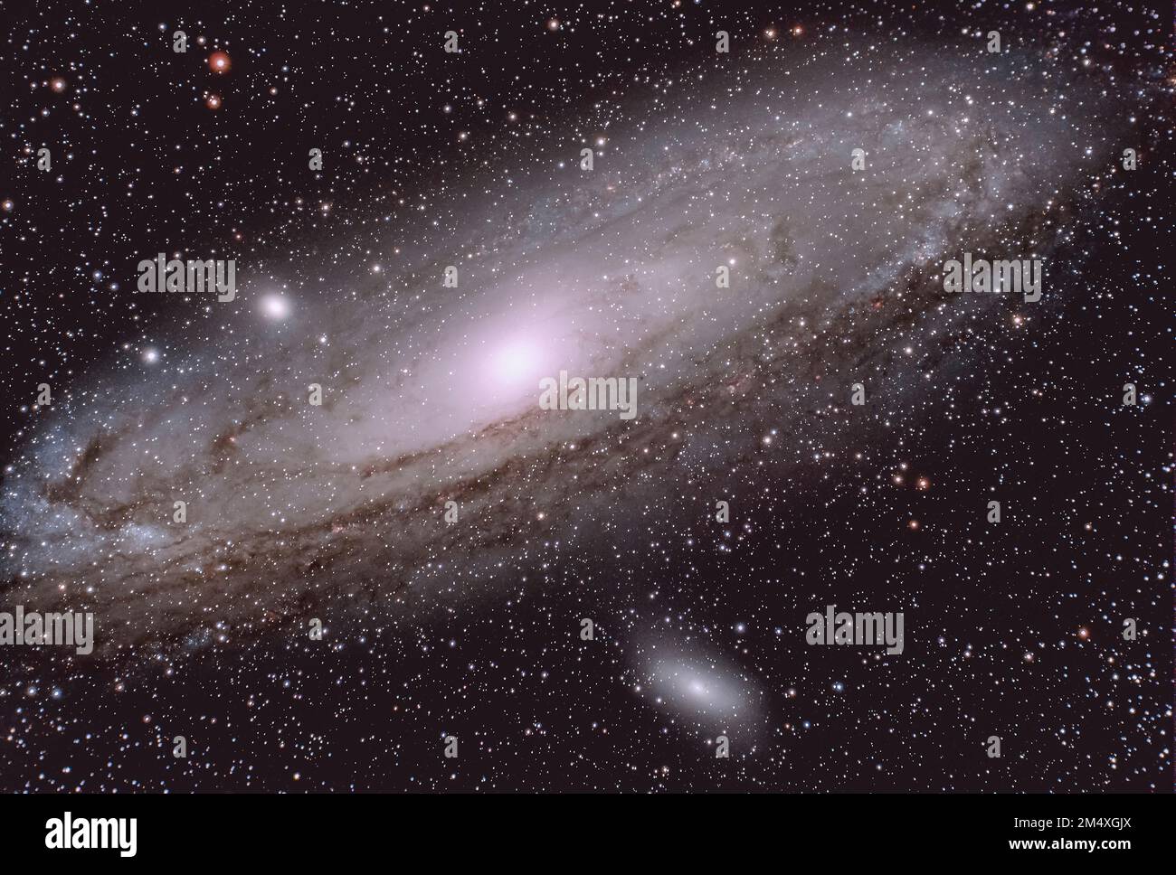 Andromeda-Galaxie inmitten glänzender Sterne im Weltall Stockfoto
