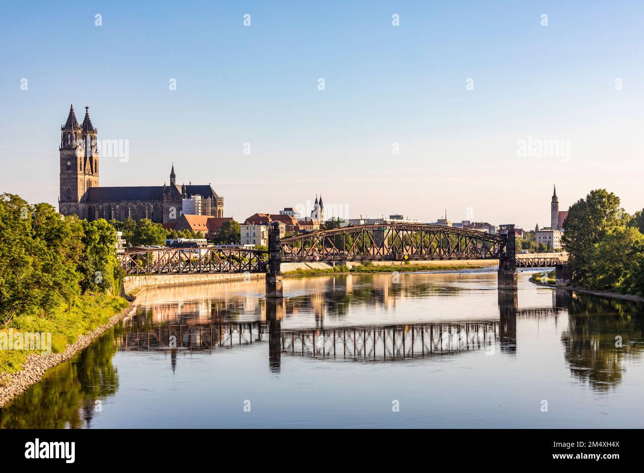 Deutschland, Sachsen-Anhalt, Magdeburg, historische Liftbrücke mit Magdeburger Kathedrale im Hintergrund Stockfoto