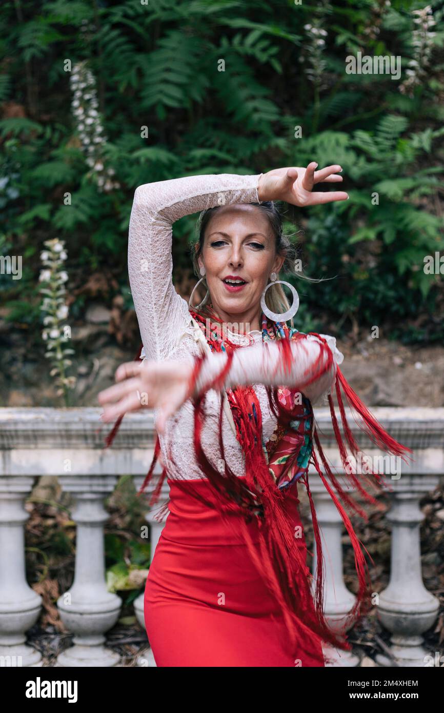 Leidenschaftliche Frau, die vor dem Geländer Flamenco tanzt Stockfoto