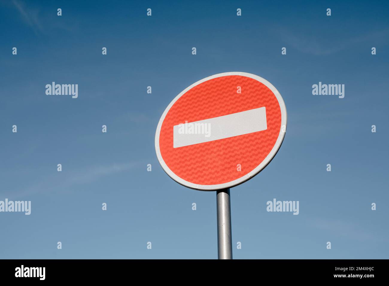 Kein Betreten der Plakatwand unter blauem Himmel Stockfoto