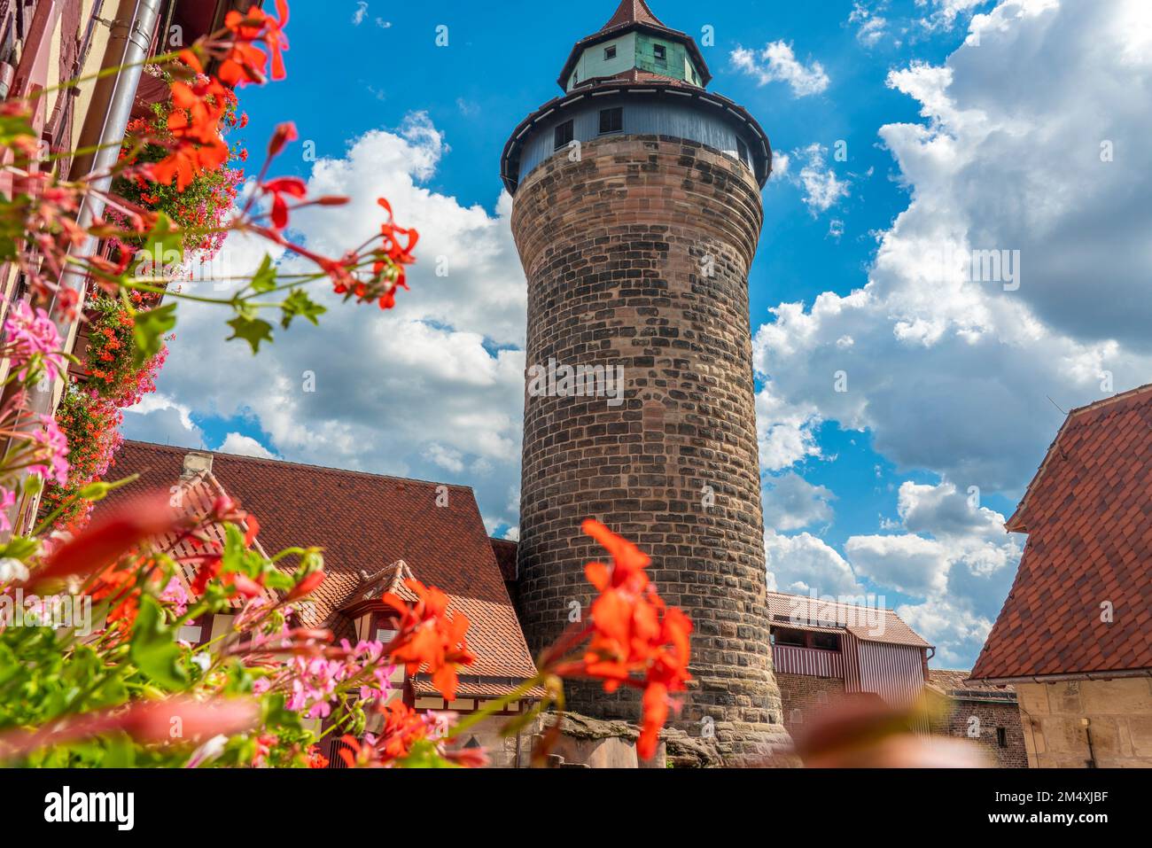 Deutschland, Bayern, Nürnberg, Außenansicht des historischen Sinwell Tower im Sommer Stockfoto