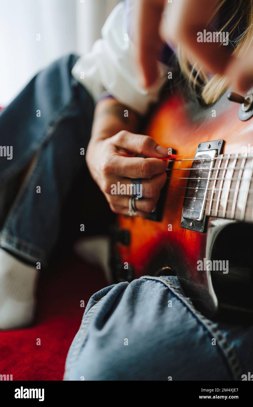 Die Hand des Gitarrenspielers spielt Elektrogitarre im Studio Stockfoto
