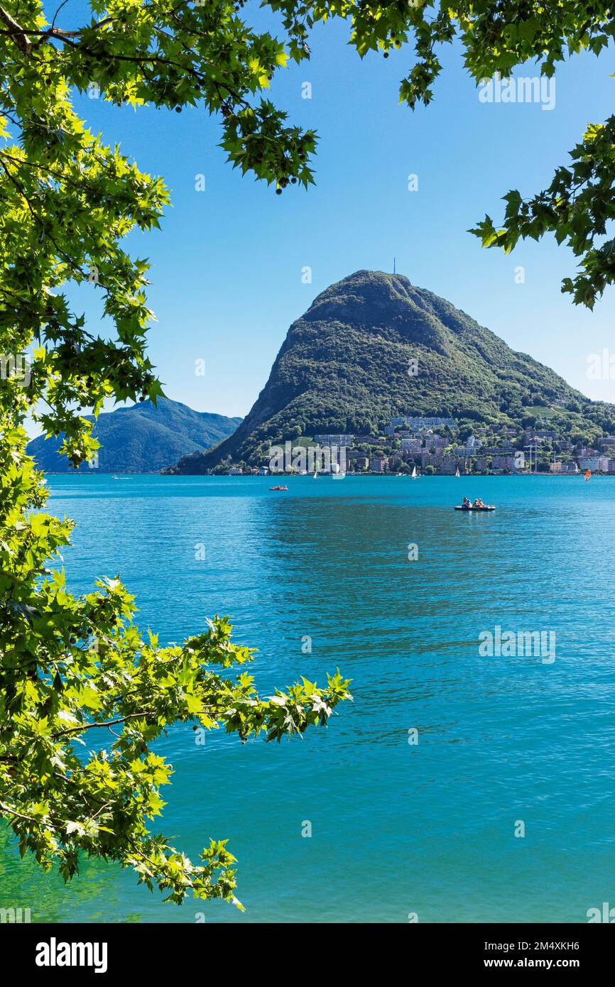 Schweiz, Tessin Kanton, Lugano, Blick auf den Luganer See mit Monte San Salvatore im Hintergrund Stockfoto