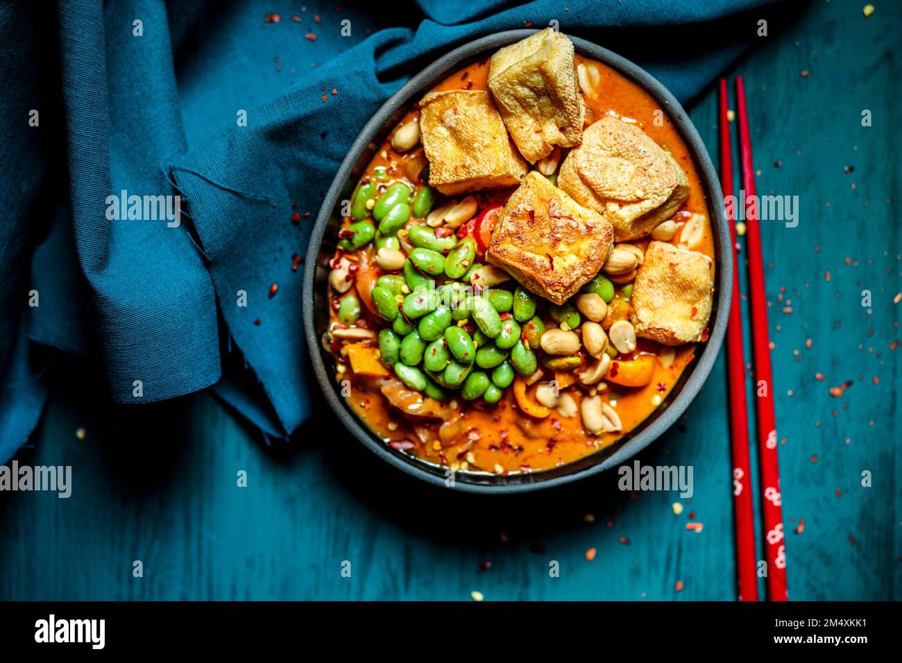 Schüssel mit verzehrfertigem veganem Curry mit Edamam und Tofu Stockfoto