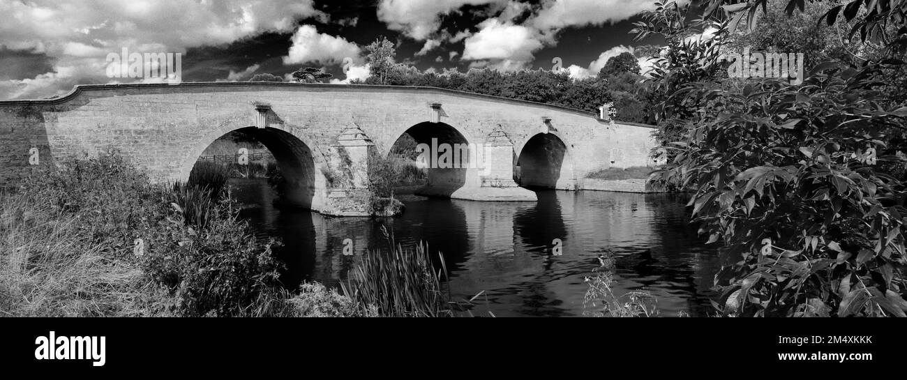 Milton Ferry Stone Bridge, River Nene, Ferry Meadows Country Park, Peterborough, Cambridgeshire, England, Großbritannien Stockfoto