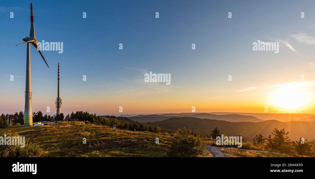Deutschland, Baden-Wurttemberg, Windturbine auf dem Hornisgrinde Berg bei Sonnenaufgang Stockfoto