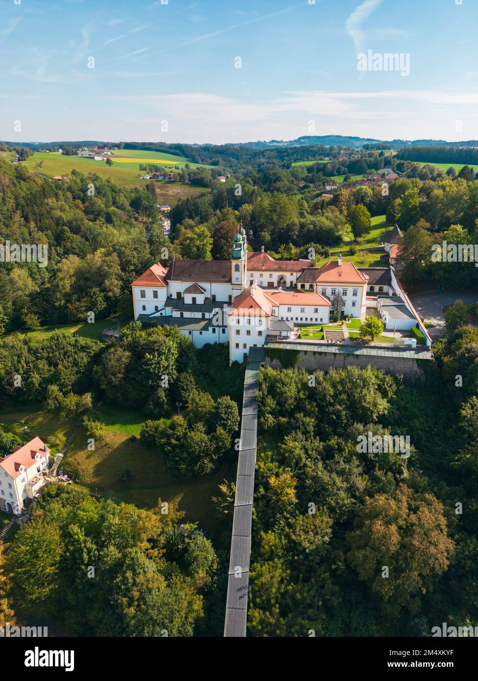 Deutschland, Bayern, Passau, Paulinerkloster und Wallfahrtskirche Mariahilf aus der Vogelperspektive im Sommer Stockfoto