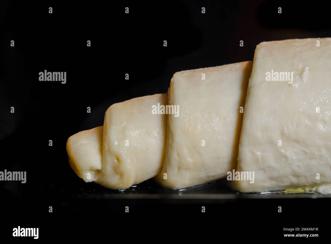 Ungekochte hausgemachte Croissants auf dem Tablett im elektrischen Ofen Stockfoto