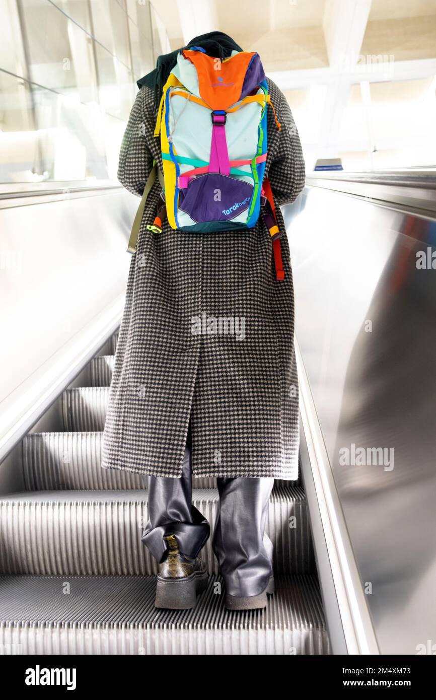 Vertikale Rückansicht einer jungen Frau mit farbenfrohem Rucksack auf der Rolltreppe der Elizabeth Line im Untergrund London England UK KATHY DEWITT Stockfoto