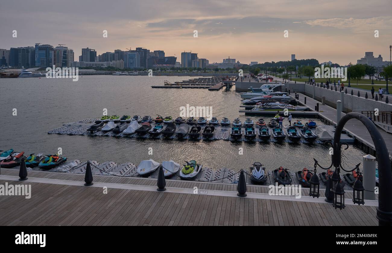 Box Park, am alten Hafen von Doha, ist ein Freizeitziel in Katar. Aus farbenfrohen recycelten Behältern mit malerischem Panoramablick Stockfoto