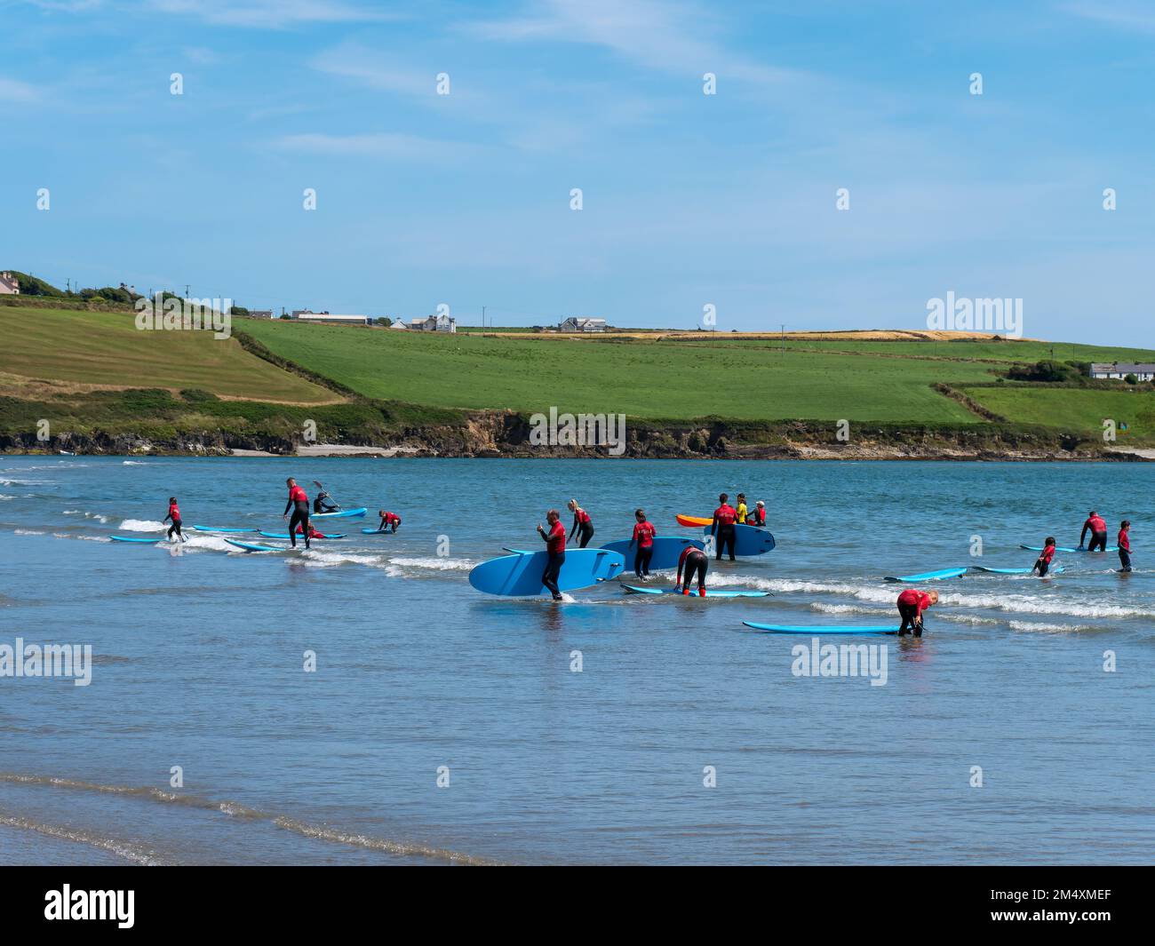 County Cork, Irland, 6. August 2022. Junge Leute surfen. Eine Surfschule in Irland. Der berühmte Inchydoney-Strand. Menschen Stockfoto