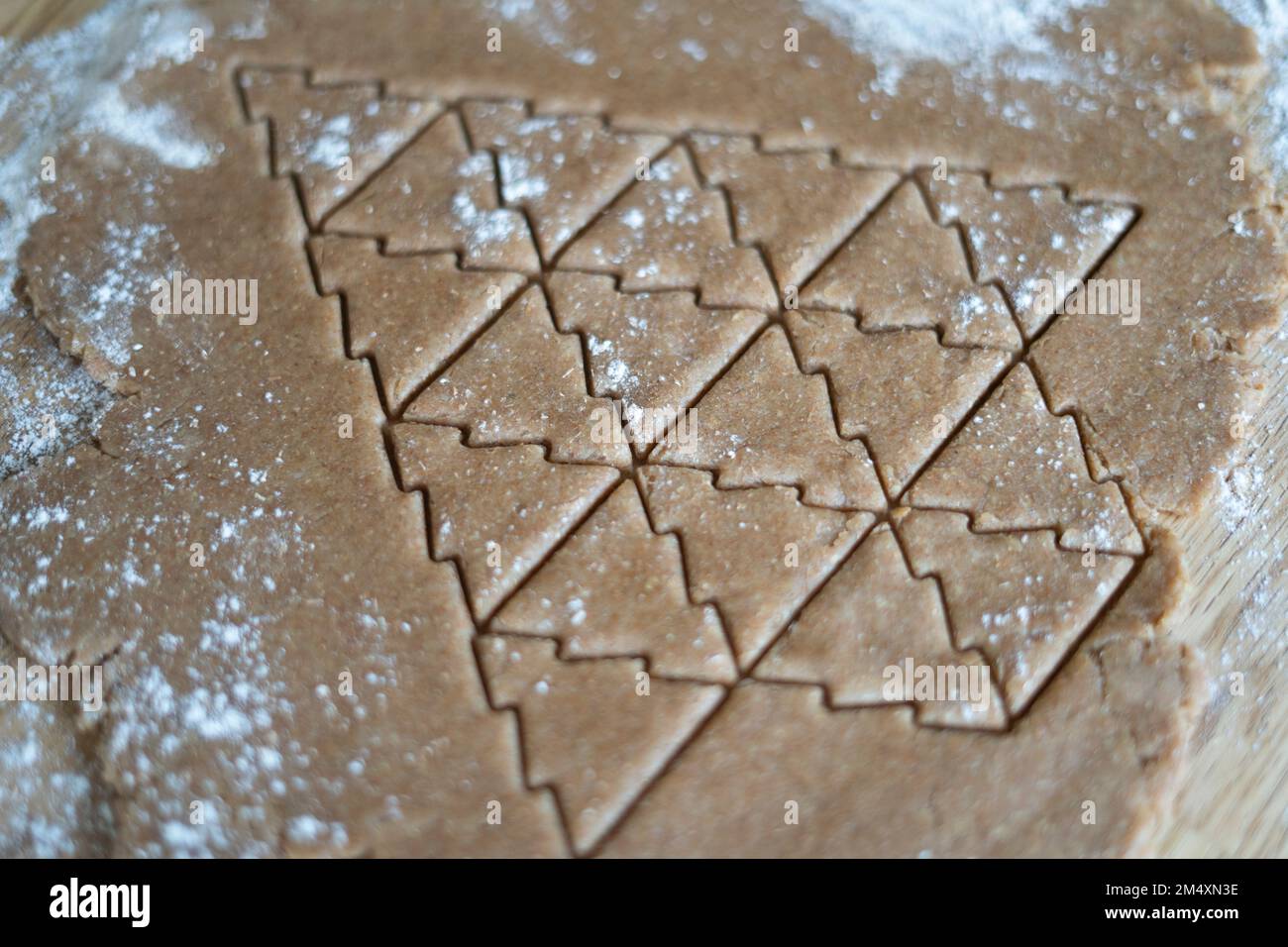 Сookie Teig in Form von Weihnachtsbäumen Stockfoto