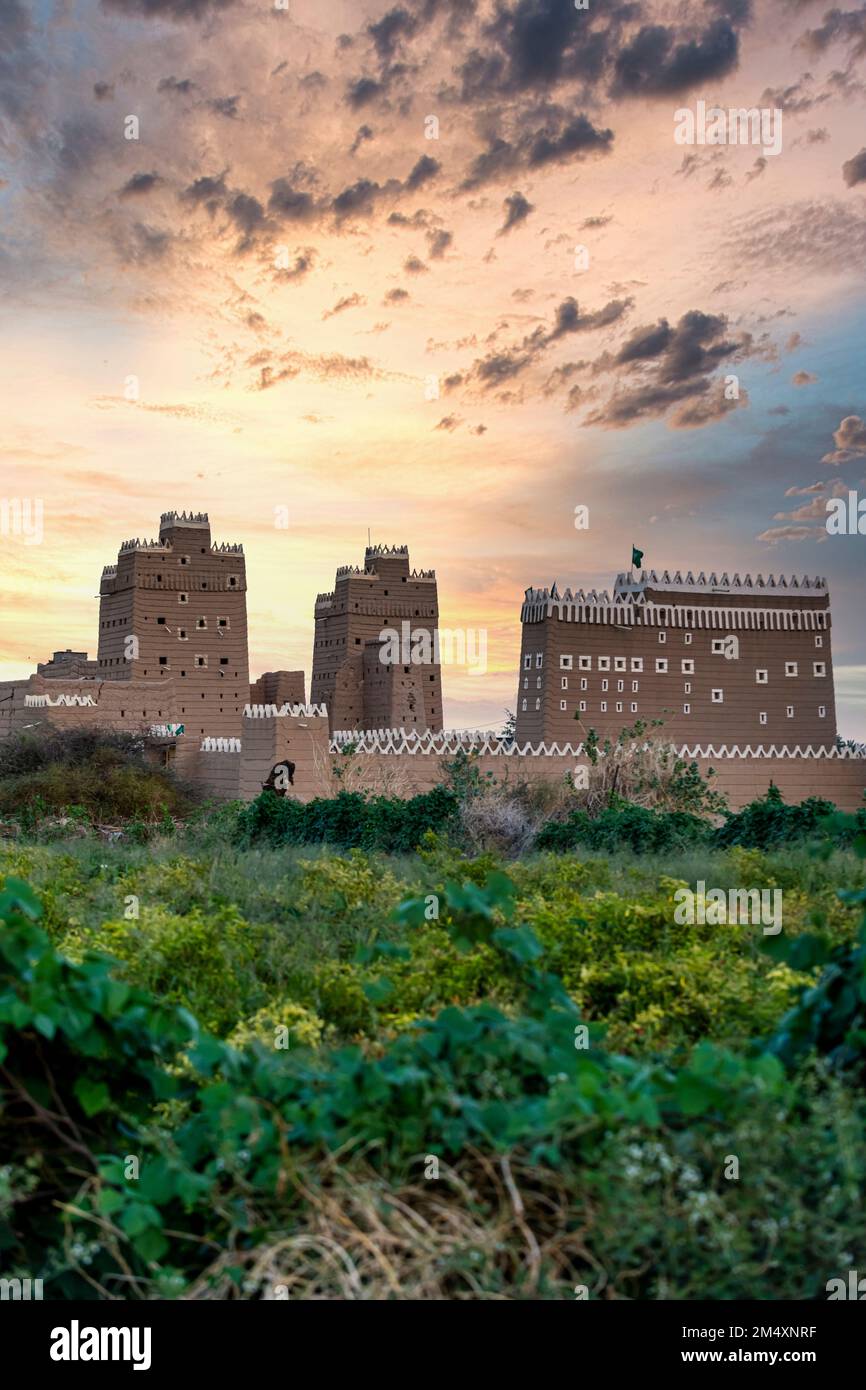 Saudi-Arabien, Provinz Najran, Najran, Dorf mit traditionellen arabischen Schlammhäusern in der Dämmerung Stockfoto