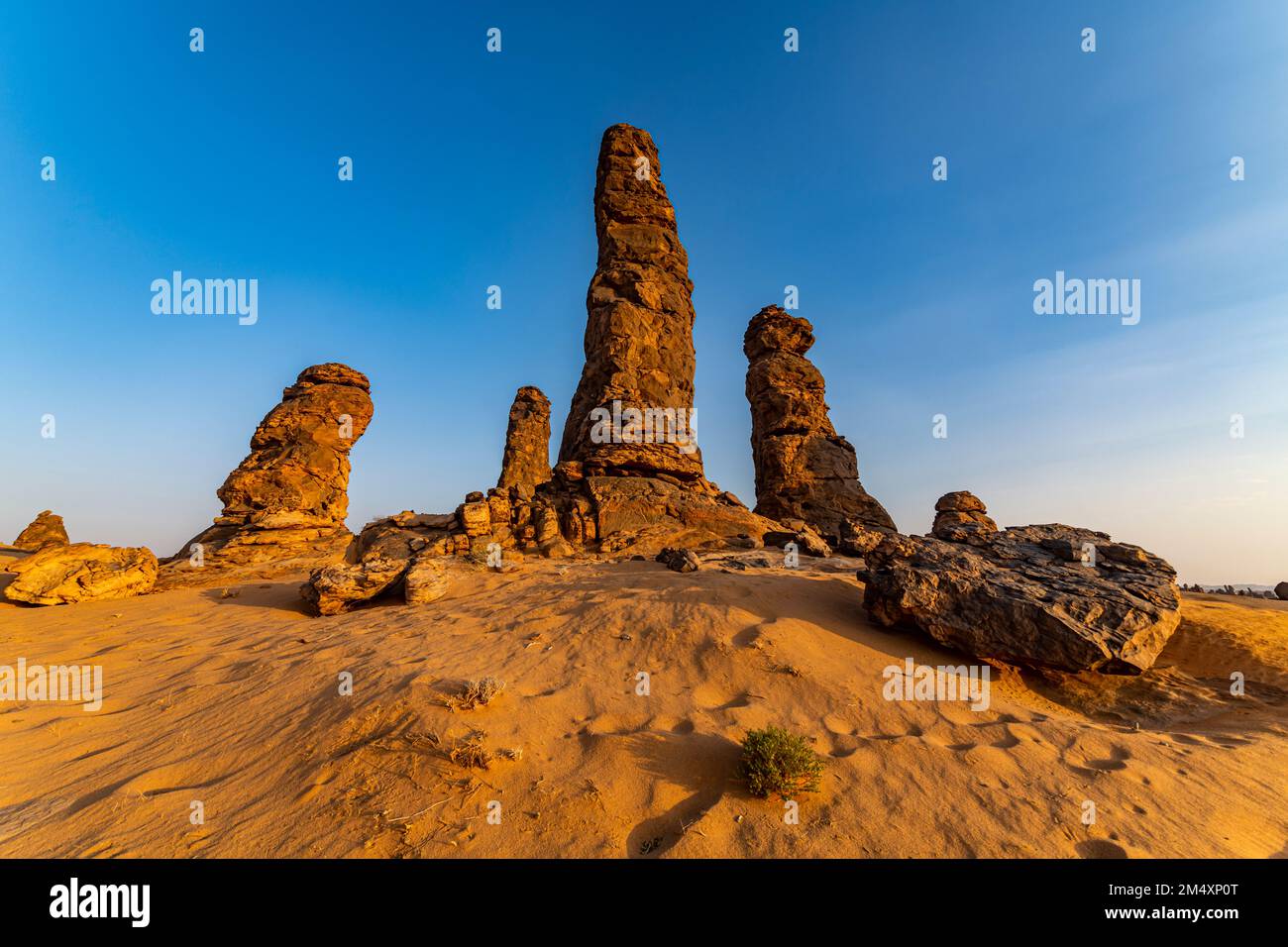 Saudi-Arabien, Medina-Provinz, Al Ula, Algharameel Pinnacles in der Dämmerung Stockfoto