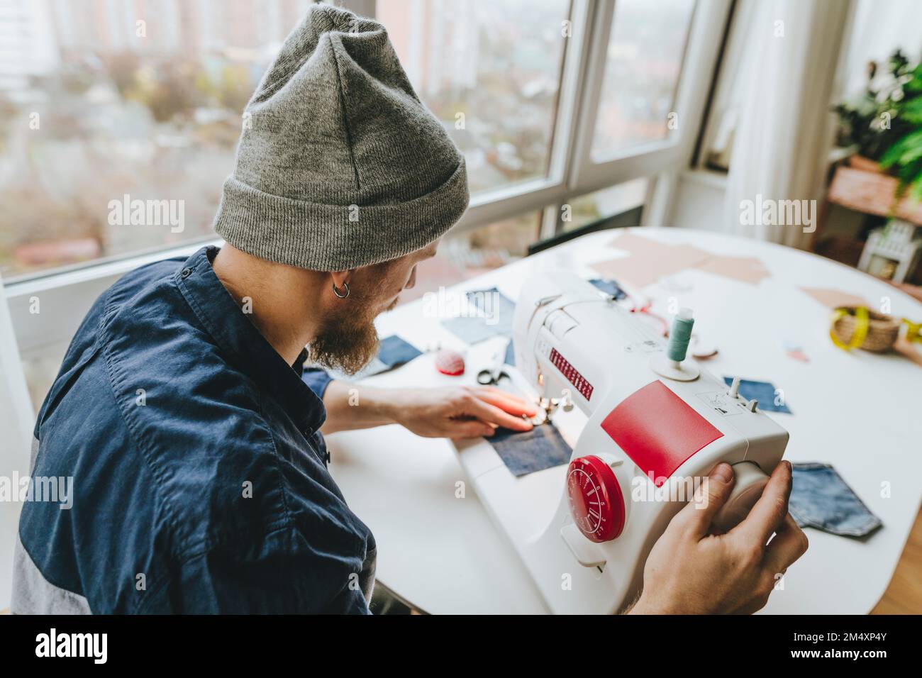 Konstruieren Sie professionelle Arbeiten an Nähmaschinen in der Werkstatt Stockfoto Konstruieren Sie professionelle Arbeiten an Nähmaschinen in der Werkstatt Stockfoto