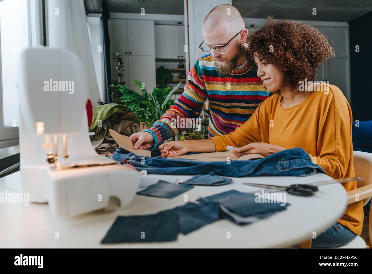 Modedesigner arbeiten in der Werkstatt zusammen Stockfoto