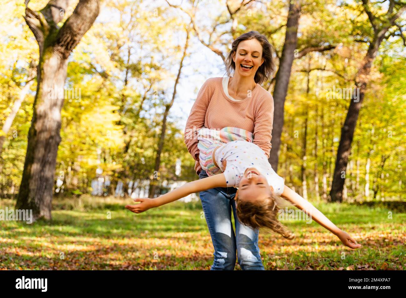 Reife frau mit kind im herbst Fotos und Bildmaterial in