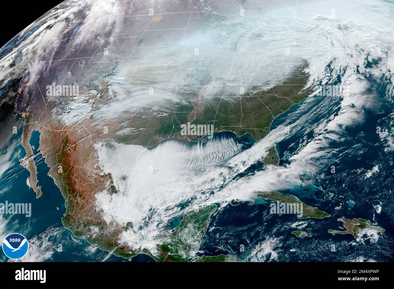 Dieses von NOAA zur Verfügung gestellte Satellitenbild zeigt Wettersysteme in ganz Nordamerika am 23. Dezember 2022 um 10:56 Uhr GESCH. Millionen von Amerikanern erlitten unheimliche Temperaturen, Schneestürme, Stromausfälle und abgesagte Feiertage am Freitag nach einem Wintersturm, der laut Prognosen in seinem Umfang fast beispiellos war und etwa 60 % der US-Bevölkerung einer Art Winterwetterwarnung oder -Beratung aussetzte. (NOAA über AP) Stockfoto