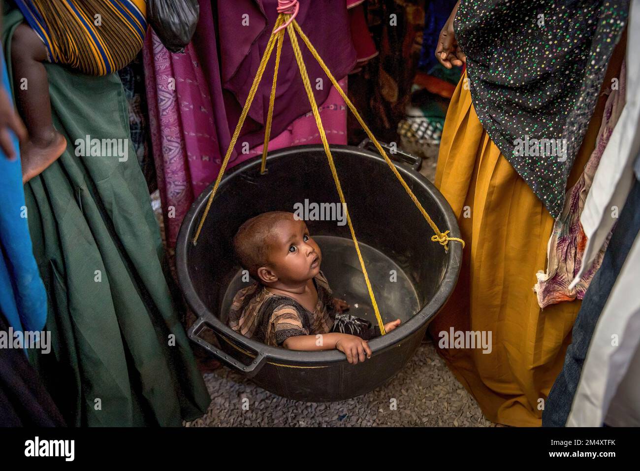 Mogadischu, Somalia. 19. Dezember 2022. Ein Kind wird in einer Gesundheitsklinik in Baidoa auf Unterernährung untersucht. Das Horn von Afrika leidet unter seiner schlimmsten Dürre seit Jahrzehnten, wobei Millionen Somalier Nahrungsmittel, Hilfe und humanitäre Hilfe benötigen. (Foto: Sally Hayden/SOPA Images/Sipa USA) Guthaben: SIPA USA/Alamy Live News Stockfoto