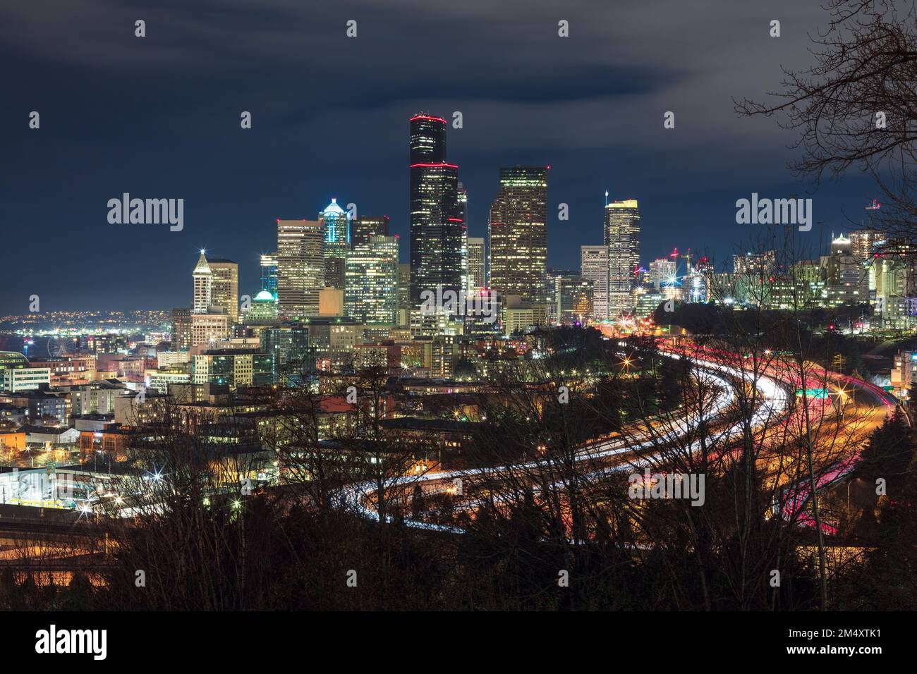 Downtown Seattle Skyline bei Nacht Stockfoto