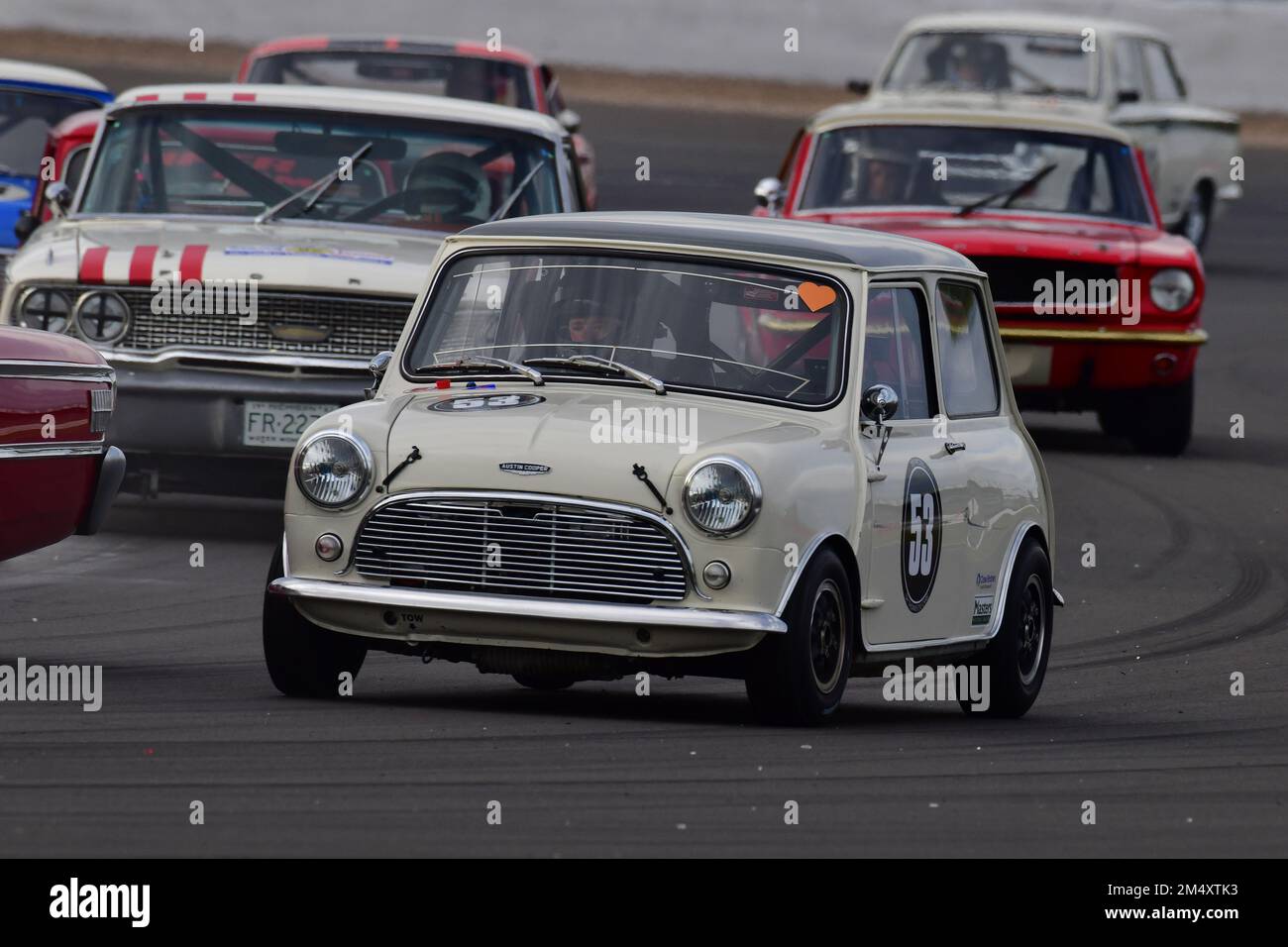 Phil Bullen-Brown, Austin Mini Cooper S, Adrian Flux Trophy für Transatlantic Pre ’66 Touring Cars, vorwiegend V8 Americana gegen die britische Rennsportmannschaft Stockfoto