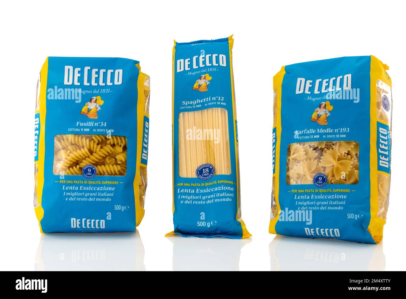 Turin, Italien - 22. dezember 2022: Pasta De Cecco Packungen mit Fusilli, Spaghetti und Farfalle, isoliert auf weiß. De Cecco ist ein altes und berühmtes Ital Stockfoto
