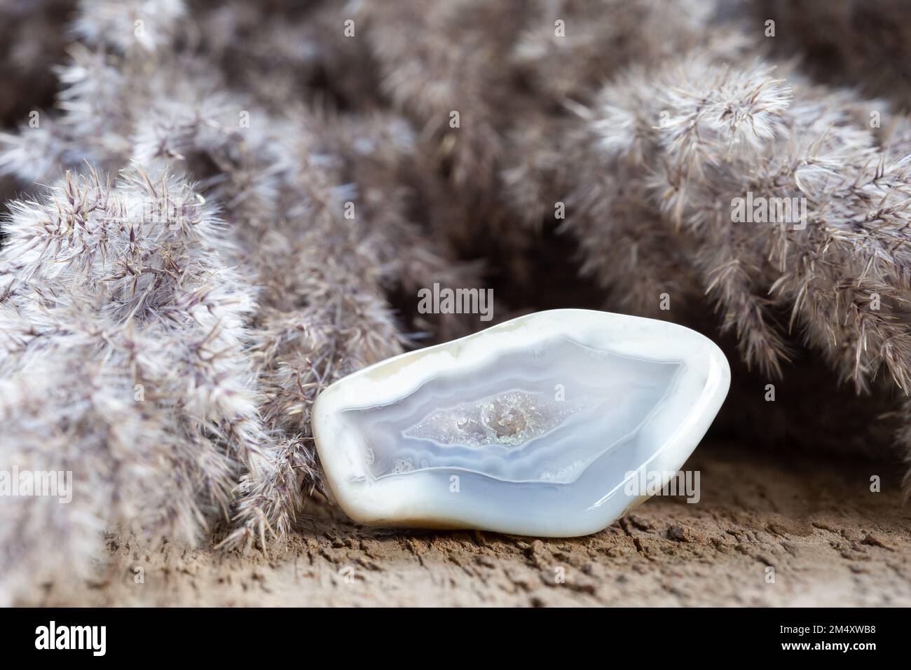 Hellblauer, polierter Geode mit winziger Quarzkristalle im Inneren Stockfoto