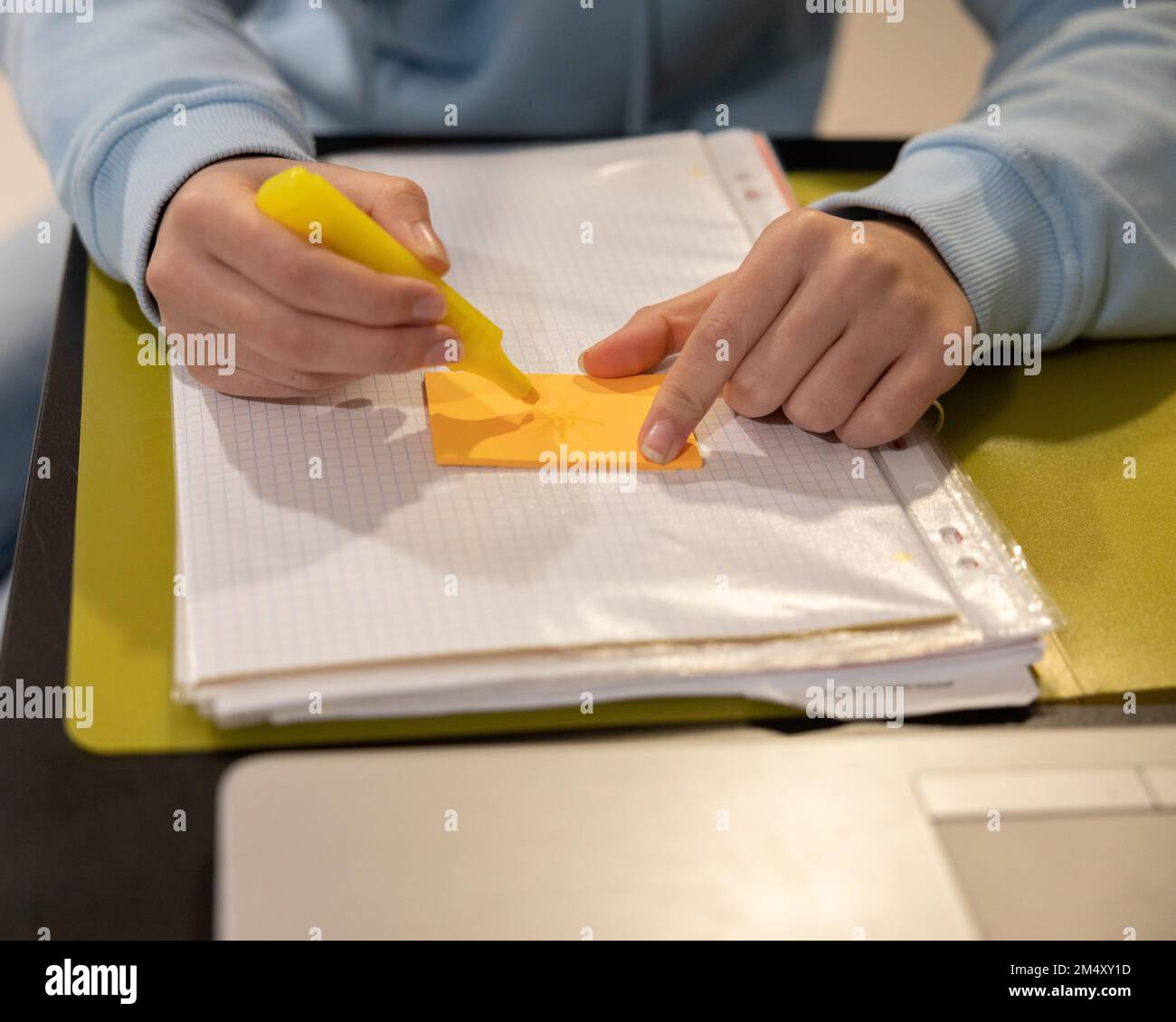 Frauenhände liegen auf einem Ordner mit Papieren und bereiten sich auf das Schreiben vor Stockfoto