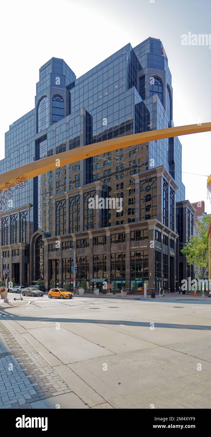 US Bank Centre, ehemals Renaissance Center, an der Euclid Avenue und East 14. Street. Schwarzer Granit und Glas bilden einen starken Kontrast zu den Sehenswürdigkeiten in der Nähe. Stockfoto