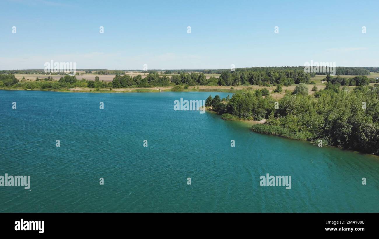 Städtisches Reservoir in der Nähe der Stadt. Drohnenvideo. Stockfoto